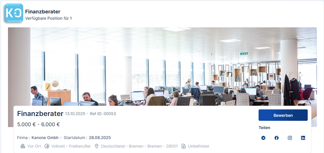 Der Screenshot zeigt eine veröffentlichte Stellenanzeige für die Position "Finanzberater" auf einer Karriereseite mit Firmeninformationen, Gehaltsspanne und einer Büroumgebung als visuellem Hintergrund.