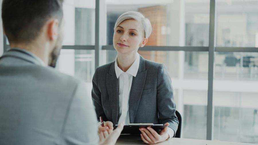 Das Bild symbolisiert die zentrale Kandidatenverwaltung in KAN-ONE, die alle Bewerberdaten und Kommunikationsverläufe für bessere Recruiting-Entscheidungen bündelt.