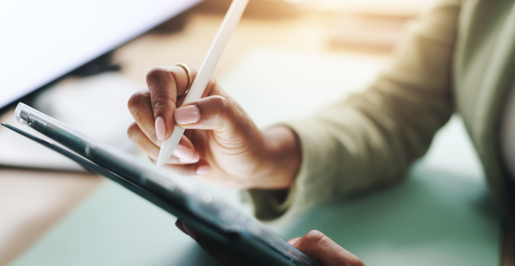 Nahaufnahme der Hand einer Person, die mit einem digitalen Stift auf einem Tablet-Bildschirm unterschreibt oder navigiert, um elektronische Signaturen zu symbolisieren.