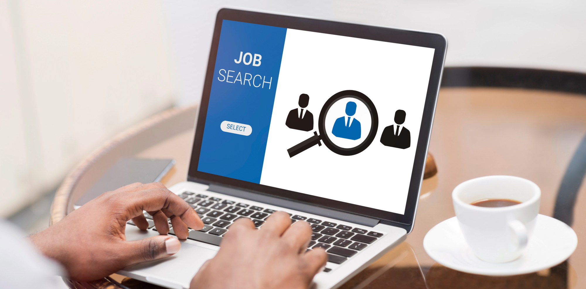 Lachende junge Frau hält ein großes, weißes Plus-Zeichen vor einem türkisfarbenen Hintergrund. Rechts daneben ist die Liste 'Vorteile auf einen Blick' mit Stichpunkten wie 'Mehr Reichweite' und 'Zeitersparnis' zu sehen.