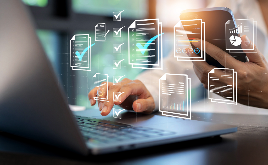 Konzeptbild für digitale Prozesse: Interaktion mit Dokumenten auf Laptop und Smartphone mit digitalen Häkchen zur Bestätigung.